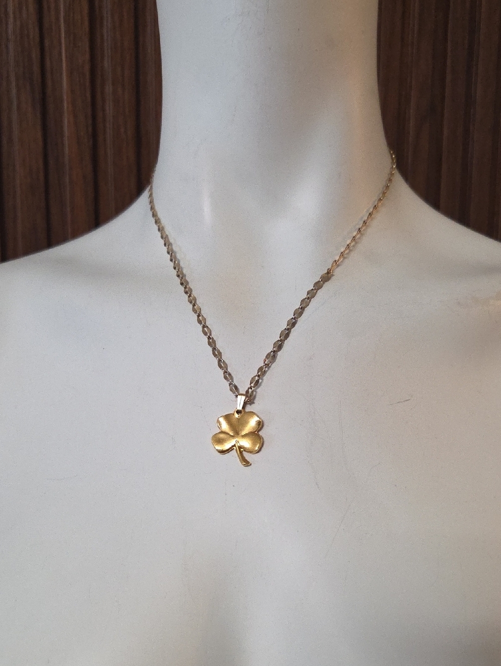 Beautiful Gold Tone Fig Leaf Botanical Pendant Necklace Set